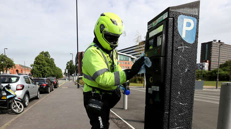 Multan a una mujer que brindó primeros auxilios a un hombre infartado por excederse unos minutos en el parquímetro