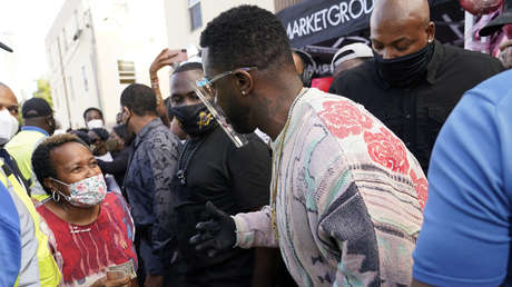 VIDEO: El rapero Diddy distribuye ayuda a los pobres de Miami a causa de la pandemia