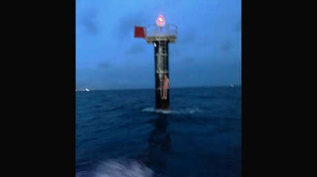 Aferrado a una boya encuentran en medio del mar a un marinero que cayó de su barco