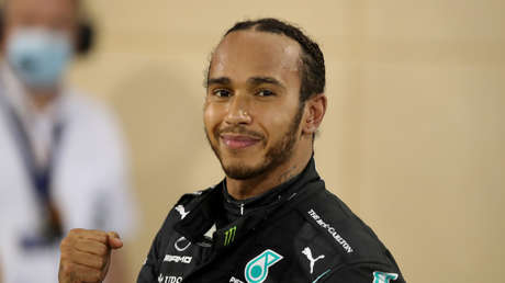 Lewis Hamilton, distinguido como caballero por la reina Isabel II