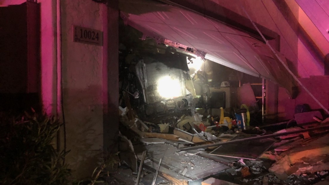 FOTO: Un camión embiste una casa en Arizona y deja un muerto y 4 heridos