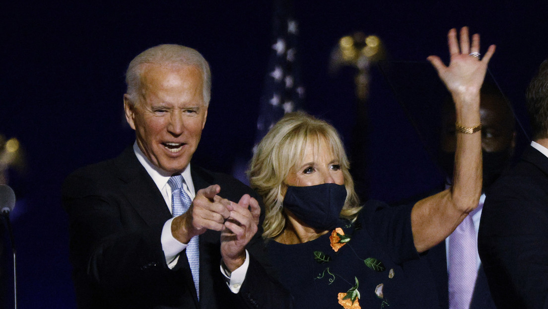 VIDEO: Joe Biden y su esposa Jill experimentan un percance con un cañón de confeti en Nochevieja