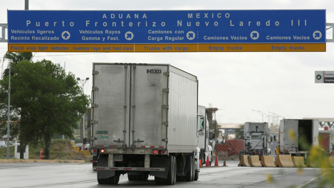 Encuentran a 150 migrantes escondidos en un camión en una ciudad de EE.UU. fronteriza con México