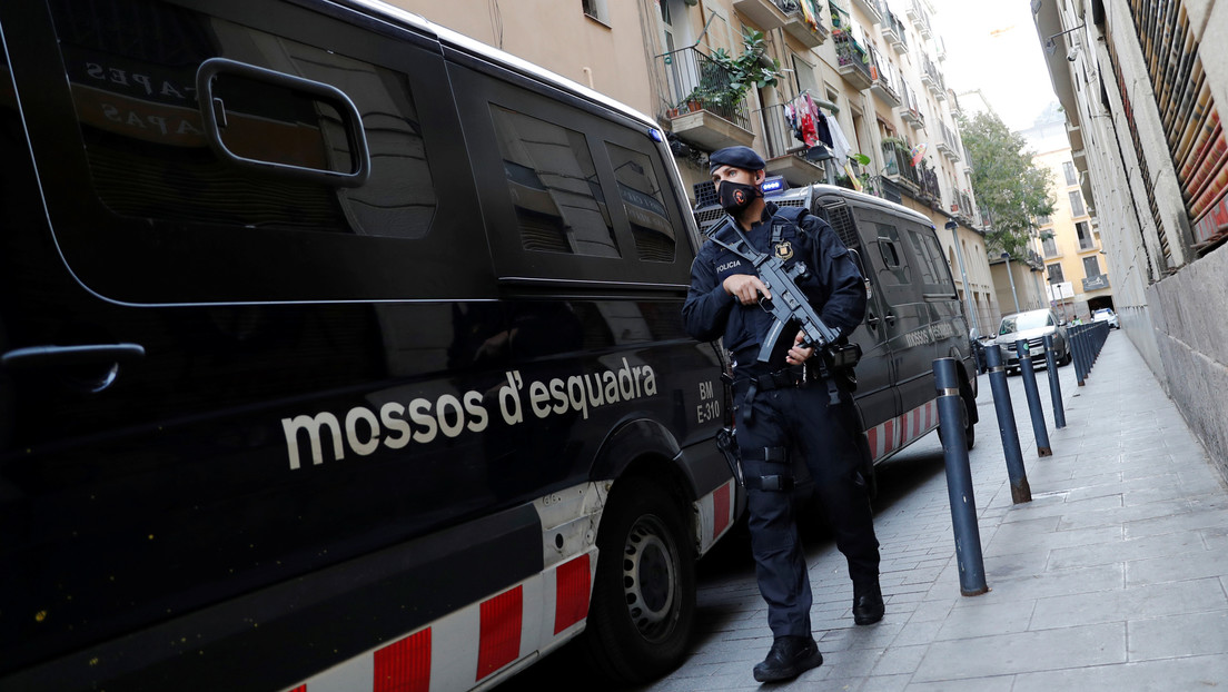 Encuentran el cadáver de un hombre en su casa de Barcelona con los genitales amputados