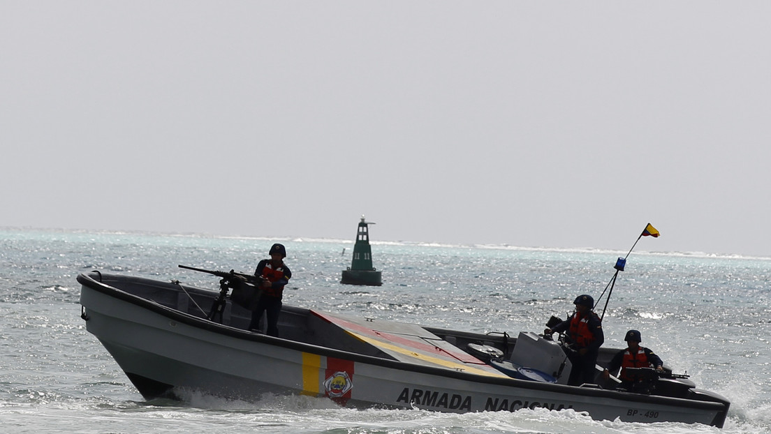 La Armada de Colombia reporta dos migrantes muertos y cinco desaparecidos tras el naufragio de una embarcación en el norte del país