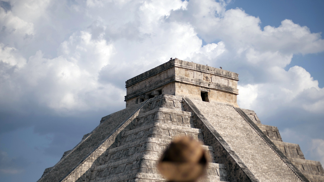 VIDEO: Una mujer ignora la prohibición de subir a la pirámide de Chichén Itzá y deja las cenizas de su esposo fallecido