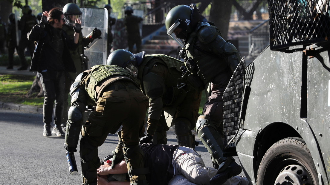 Carabineros de Chile detiene a un camarógrafo durante una protesta estudiantil