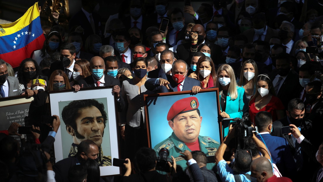 VIDEO, FOTOS: Los retratos de Bolívar y de Chávez vuelven a la sede de la Asamblea Nacional de Venezuela de manos de los diputados chavistas
