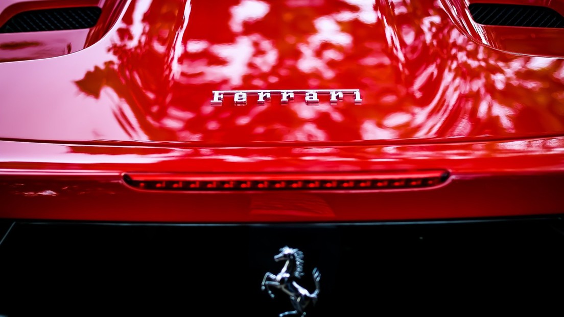 Subastan (nuevamente) un viejo Ferrari F430 que perteneció a Trump