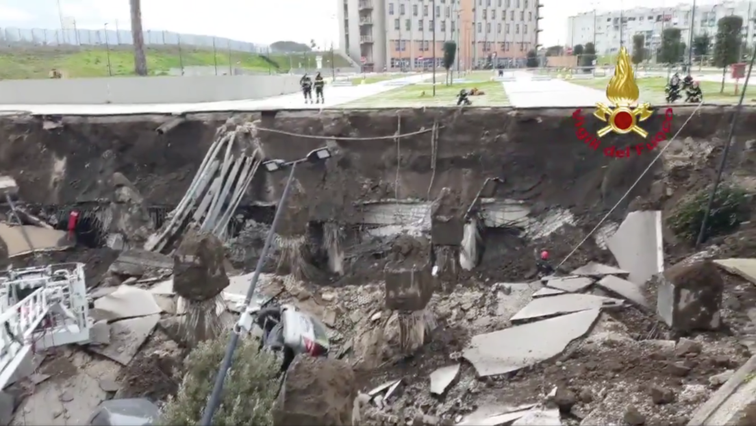 VIDEO: Evacúan un centro de covid-19 en Italia tras abrirse un socavón que se 'tragó' varios vehículos en el aparcamiento