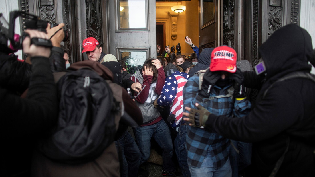 FOTO: Identifican a un manifestante que invadió el Capitolio con su tarjeta corporativa en el cuello (y lo despiden)
