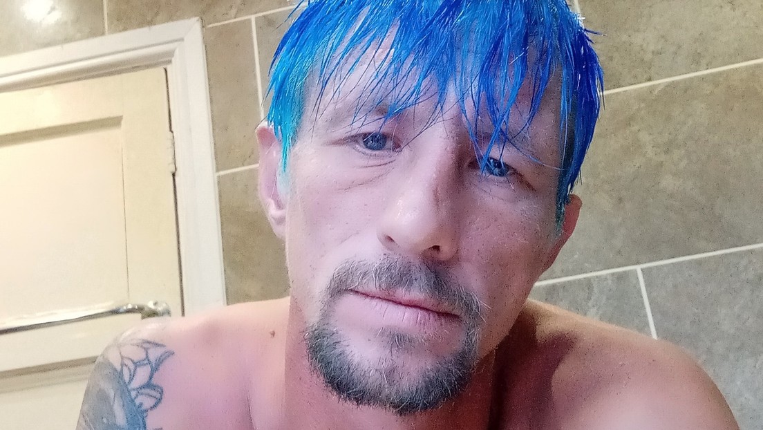 "¿Asaltó al barbero?": Se burlan del pelo azul de un hombre buscado por la Policía y este se defiende en los comentarios