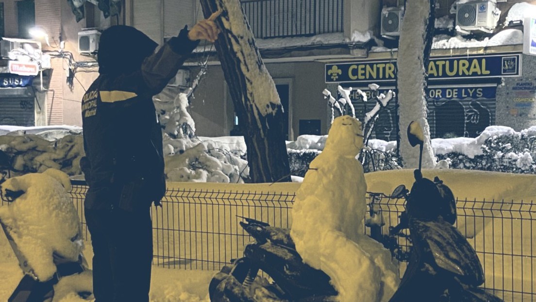 "Me dejan ustedes helado": La Policía de Madrid 'multa' a un muñeco de nieve por ir en moto sin casco