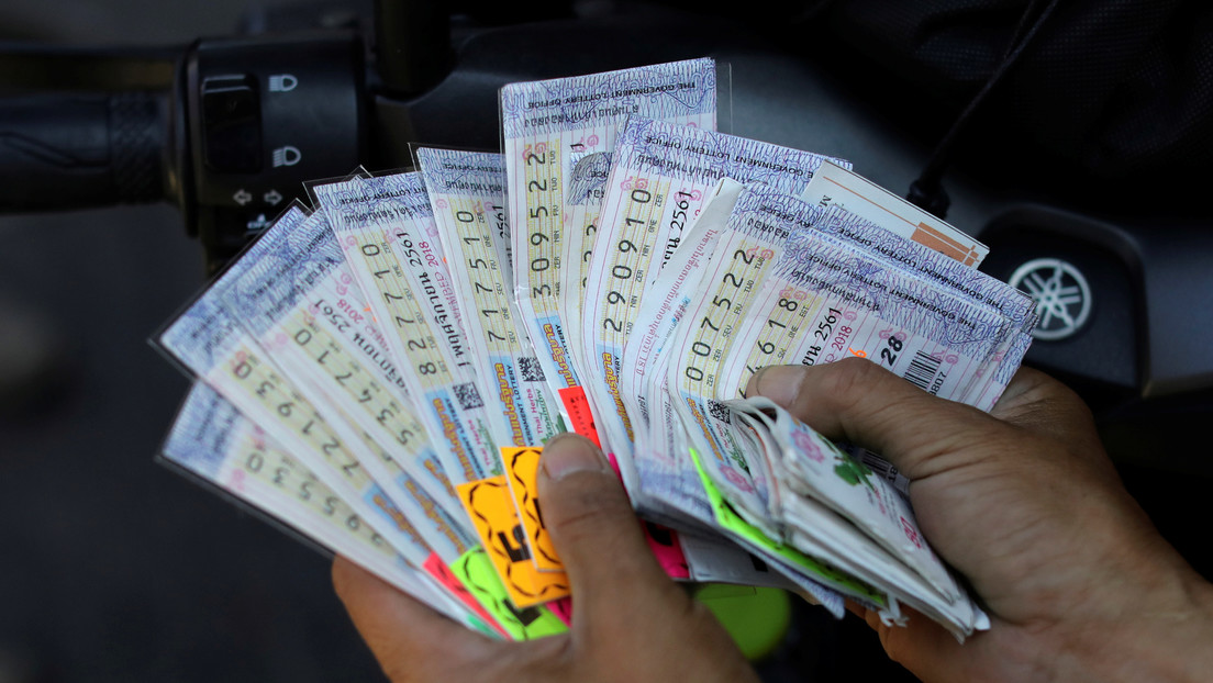 Una pareja gana 1 millón de dólares en la lotería y le regala 2.000 dólares a los vendedores del billete