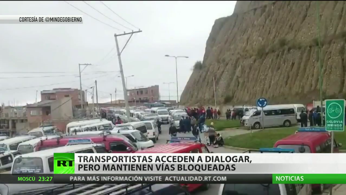 Transportistas acceden a dialogar, pero mantienen vías bloqueadas en Bolivia