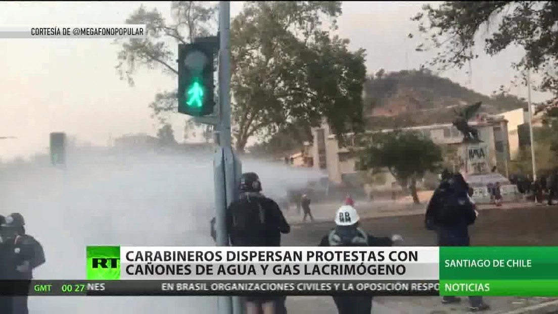 Carabineros dispersan protestas en Santiago de Chile con cañones de agua y gas lacrimógeno