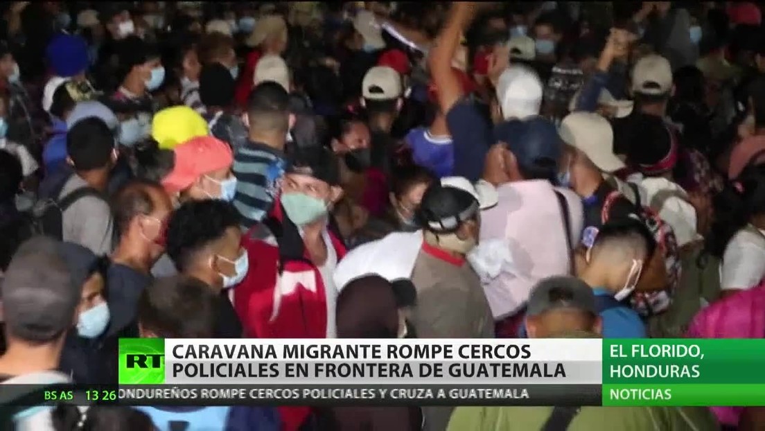 Una caravana migrante rompe cercos policiales en la frontera con Guatemala