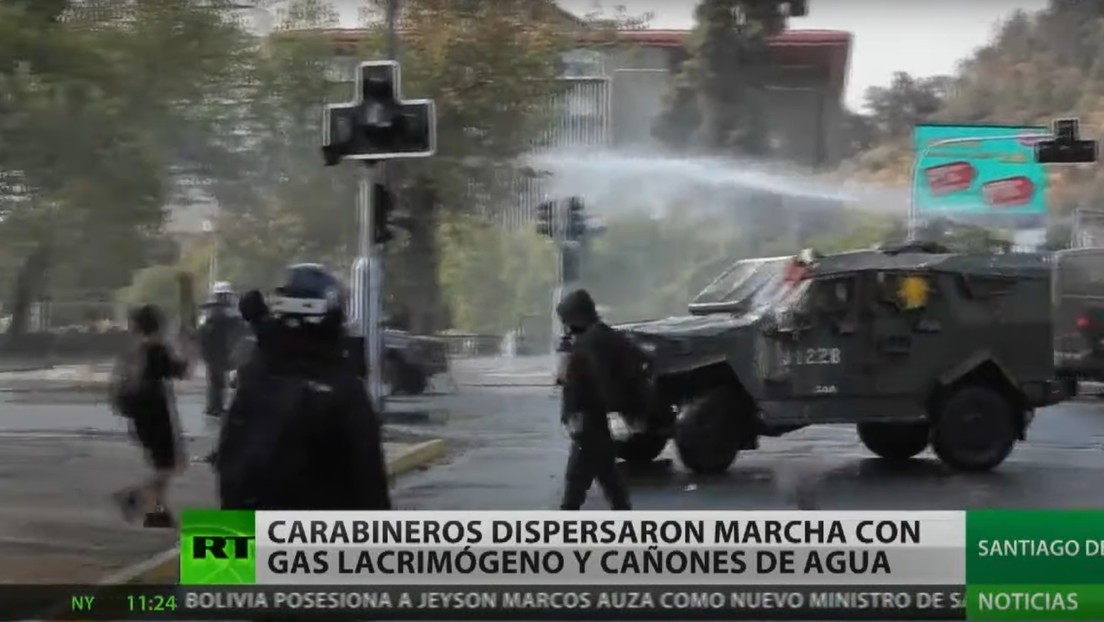 Carabineros en Chile dispersaron con agua y gas lacrimógeno una nueva protesta en la capital