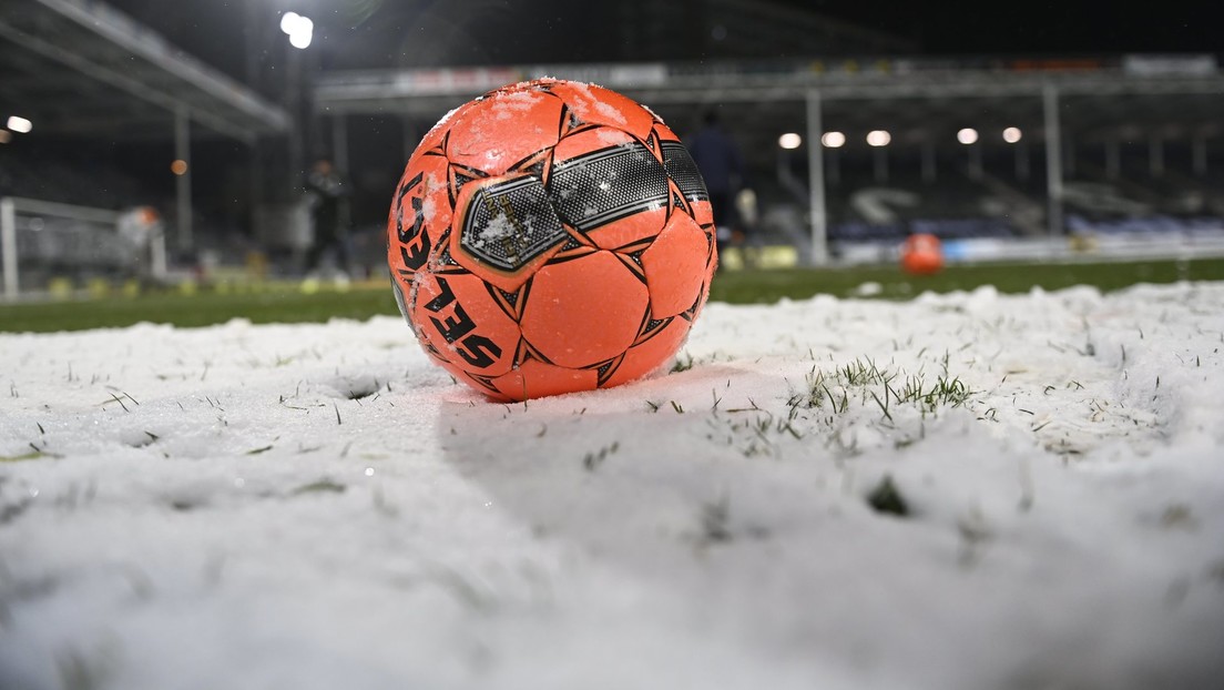 FOTO: Futbolistas con uniforme blanco se vuelven casi invisibles debido a una fuerte nevada durante su partido