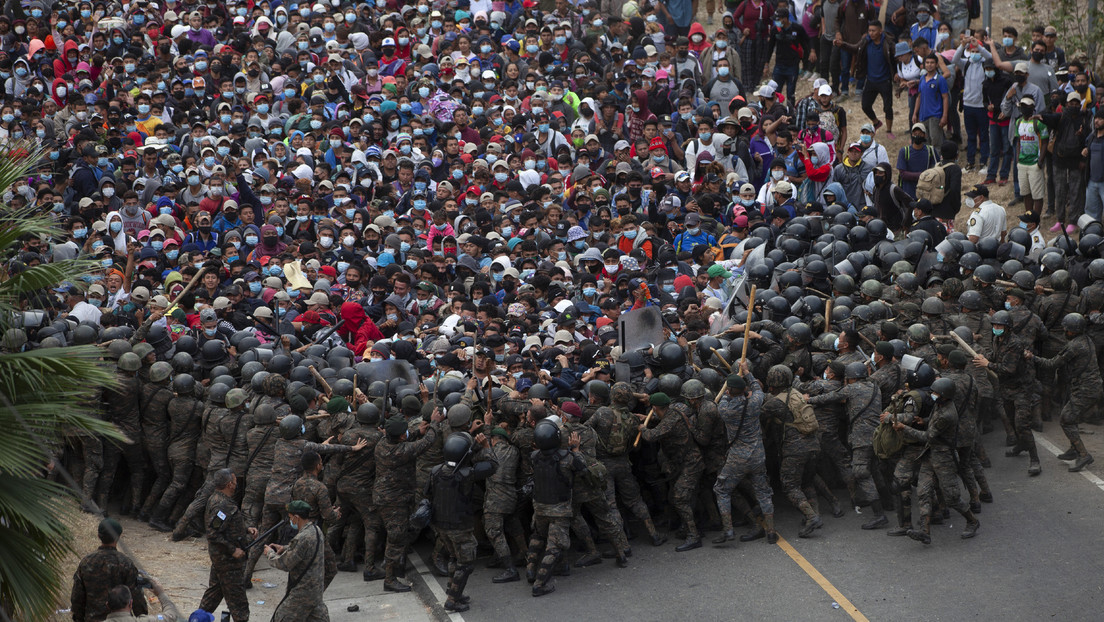 VIDEO: La Policía guatemalteca intenta detener la caravana de migrantes con gas lacrimógeno