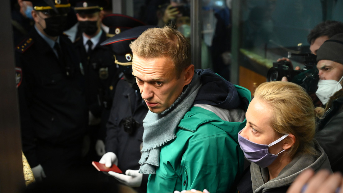 Detienen a Navalny en el aeropuerto a su llegada a Moscú