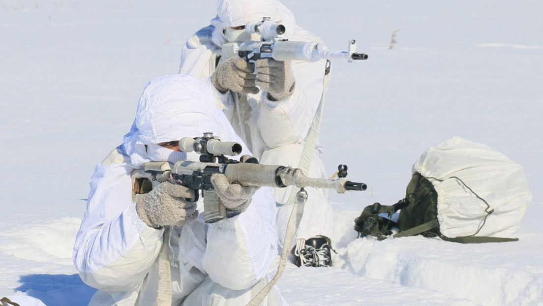 Francotiradores rusos practican tiro a 35 grados bajo cero cerca de la frontera china