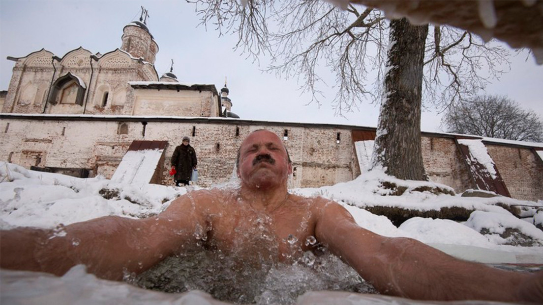 VIDEO: Los rusos celebran la epifanía sumergiéndose en agua helada a pesar del frío invernal