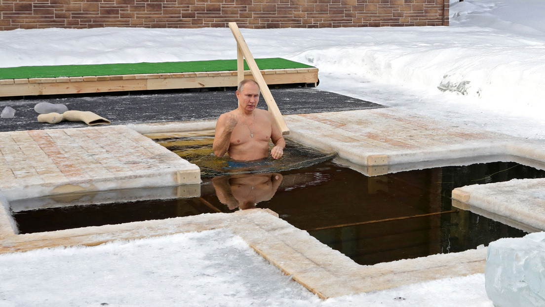 VIDEO: Putin se sumerge en agua helada durante una festividad religiosa
