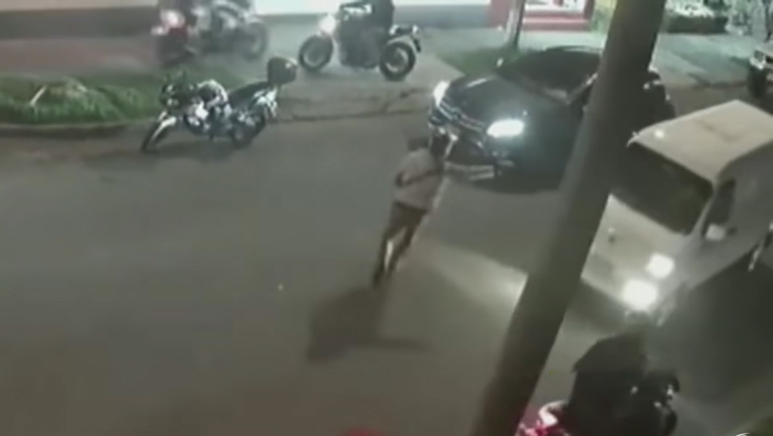 VIDEO: Delincuentes intentan robar un auto último modelo pero no logran desactivar el freno de mano