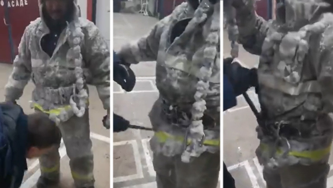 Bomberos rusos acaban cubiertos de hielo tras apagar un incendio a 54 grados bajo cero (VIDEO)