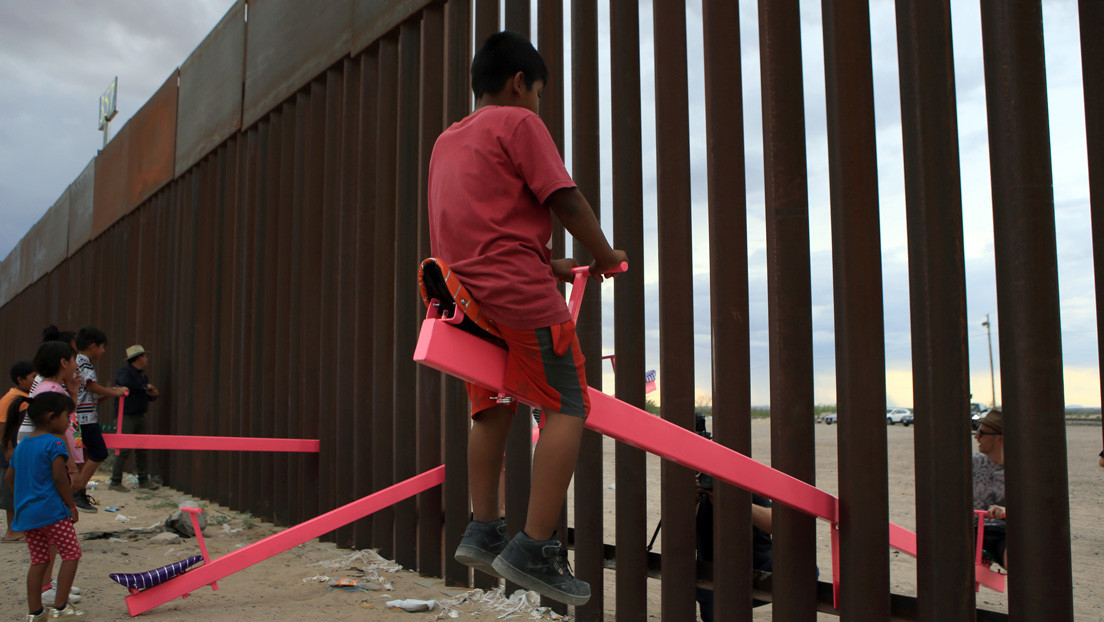 Los balancines rosados instalados en el muro entre EE.UU. y México fueron nombrados como Mejor Diseño del Año