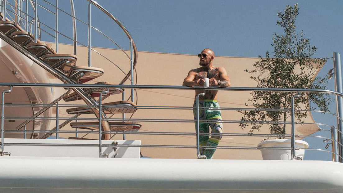 "No hay barcos más grandes": McGregor sorprende al posar en un superyate de lujo antes de su pelea con Dustin Poirier