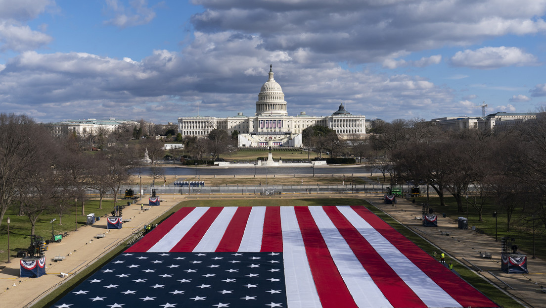 Plantan miles de banderas frente al Capitolio en reemplazo del público para la investidura de Biden