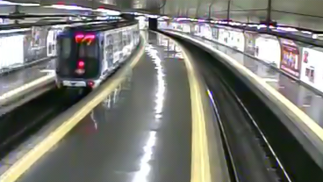 VIDEO: Un policía fuera de servicio salva en el último momento a un joven de ser arrollado por un tren en el metro de Madrid