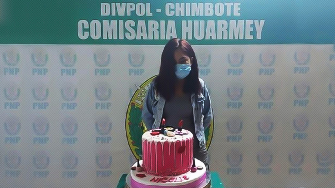 Una joven que fue fotografiada con su torta de cumpleaños tras ser detenida por la Policía denunciará a los agentes por daños sicológicos