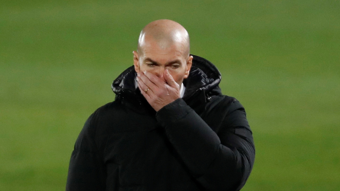 Zidane sonríe tras el gol del equipo de Segunda B que eliminó al Real Madrid y la Red no perdona