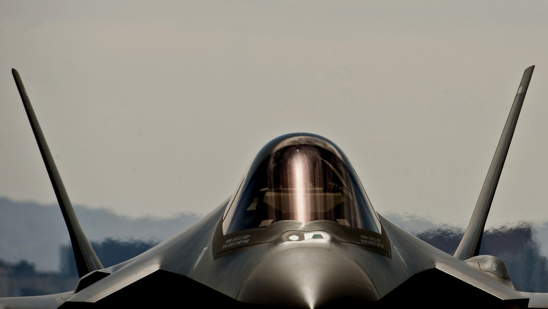El exsecretario de Defensa de EE.UU. califica al caza F-35 de "pedazo de mierda"
