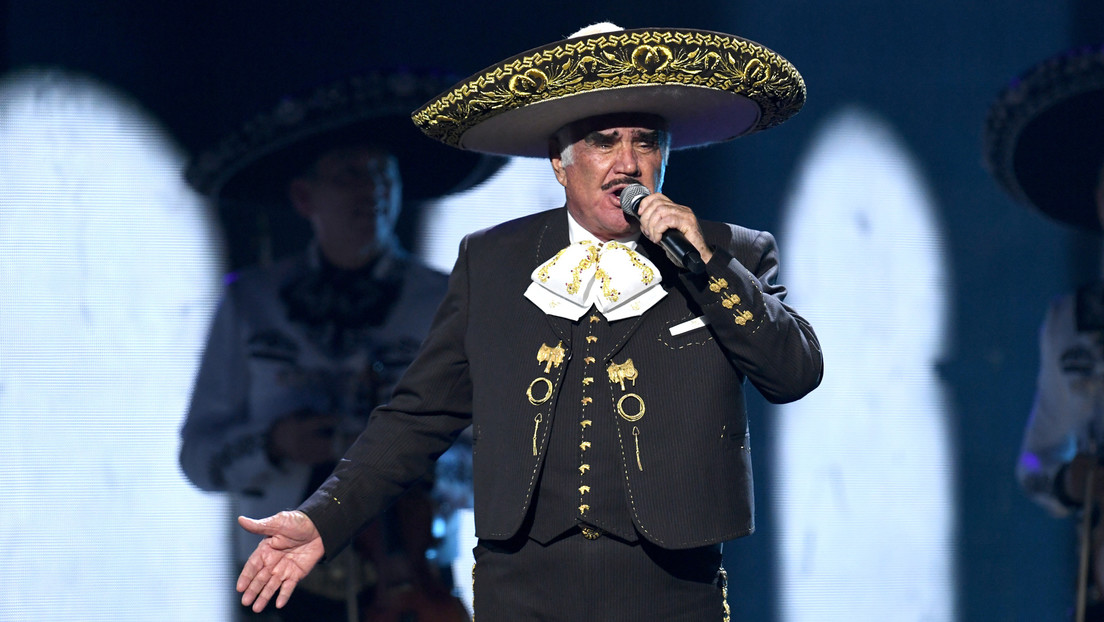 "Me sentí violentada": Oleada de críticas contra el cantante mexicano Vicente Fernández por tocar el pecho de una seguidora
