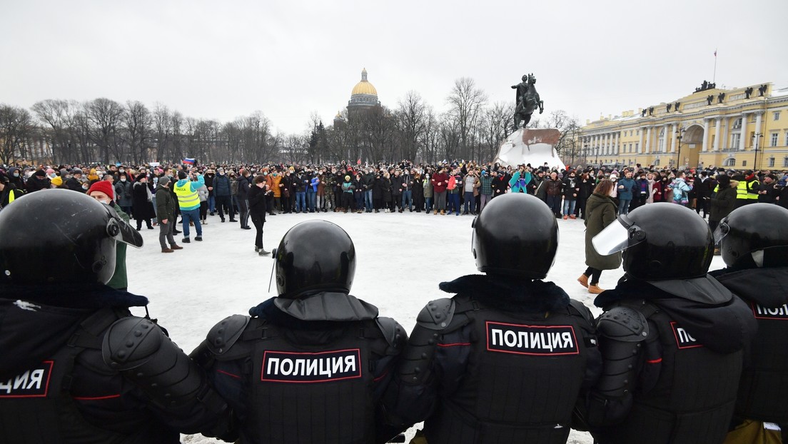 La Policía de San Petersburgo busca al agente que pateó a una mujer en el estómago durante las protestas
