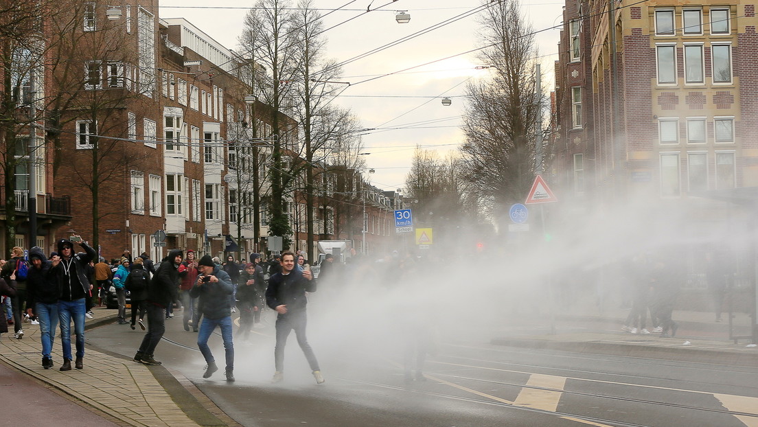 VIDEO: La Policía usa cañones de agua para dispersar una protesta en Países Bajos contra las restricciones anti-covid