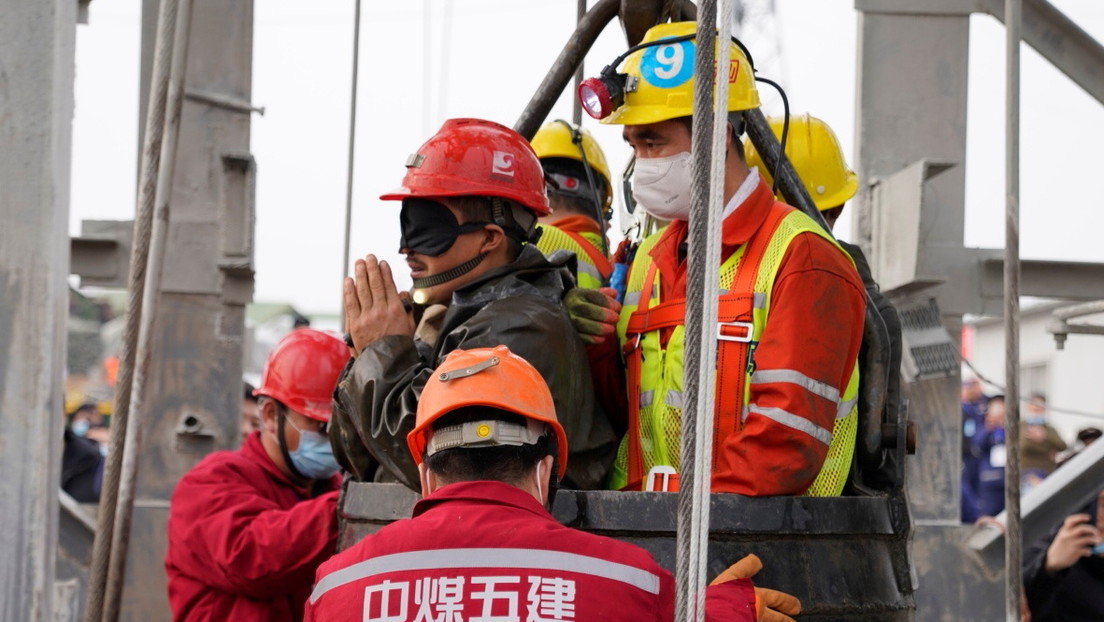 Rescatan a 11 mineros atrapados durante dos semanas en una mina de China