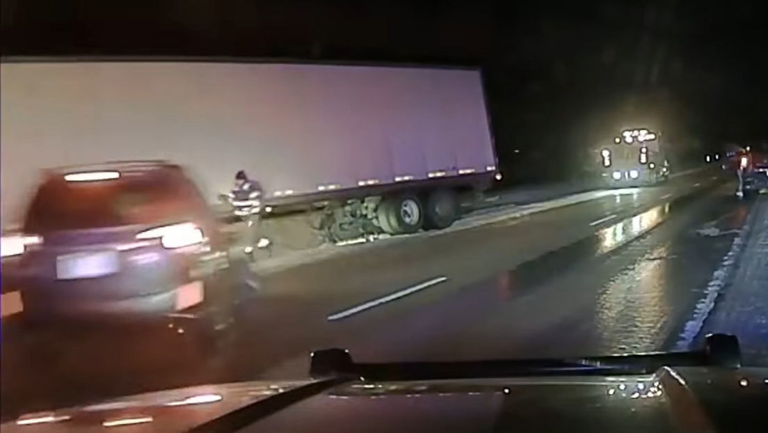 VIDEO: Momento en el que un hombre evita ser atropellado por un conductor que perdió el control de su vehículo