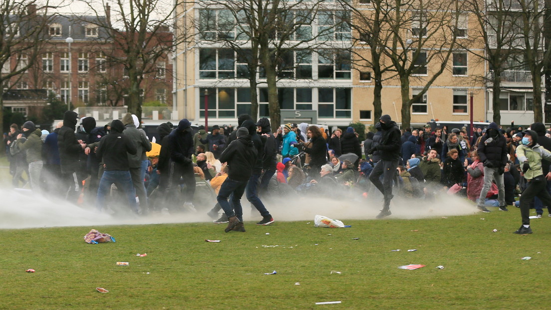 VIDEOS: Nueva noche de violentos disturbios contra el toque de queda en Países Bajos