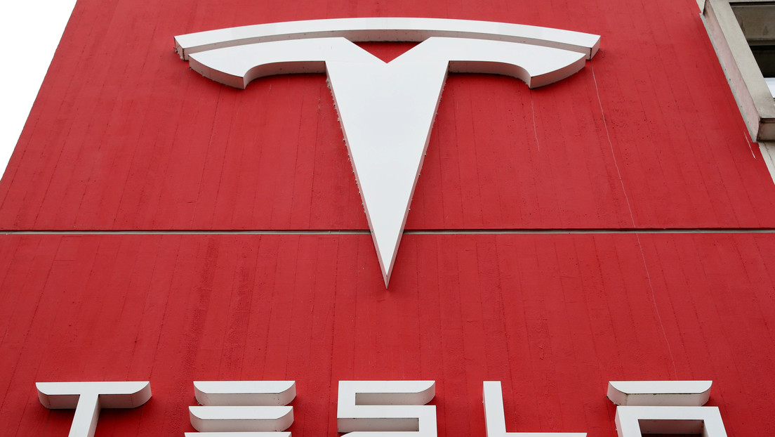 Tesla consigue beneficios anuales por primera vez desde su fundación hace 17 años pero sus acciones caen