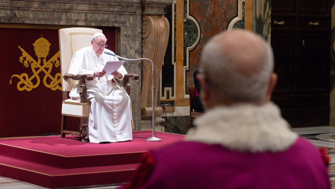 El papa Francisco se disculpa por presidir una audiencia sentado y culpa a la "molesta" ciática que sufre