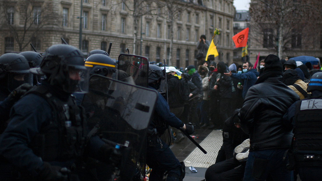 La Policía francesa usa porras, gases lacrimógenos y cañones de agua contra los manifestantes que se oponen a la ley de seguridad global (VIDEOS)