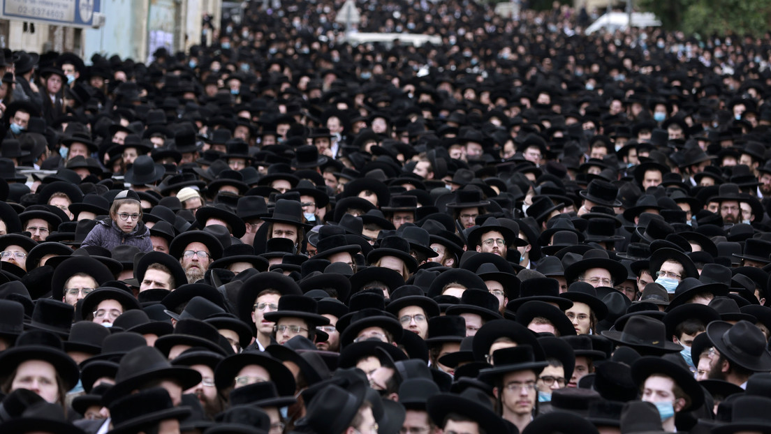 Miles de israelíes ultraortodoxos acuden al funeral de un líder religioso desafiando la cuarentena por el coronavirus