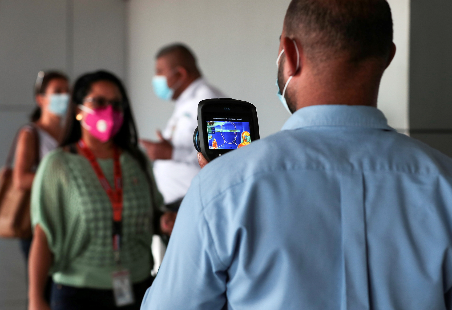Miden temperatura a viajeros en el Aeropuerto Internacional de Tocumen, Panamá, 16 de octubre de 2020