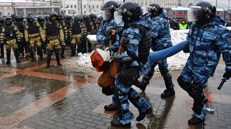 La detención de una persona durante una protesta en Moscú, Rusia, el 31 de enero de 2021