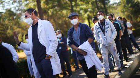 Investigan el caso de una médica mexicana con antecedentes alérgicos que presentó una reacción clínica tras la vacuna contra el covid-19 de Pfizer